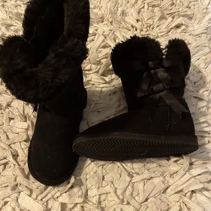 Kids black not waterproof boots . Ribbon sides w. Velcro NEW